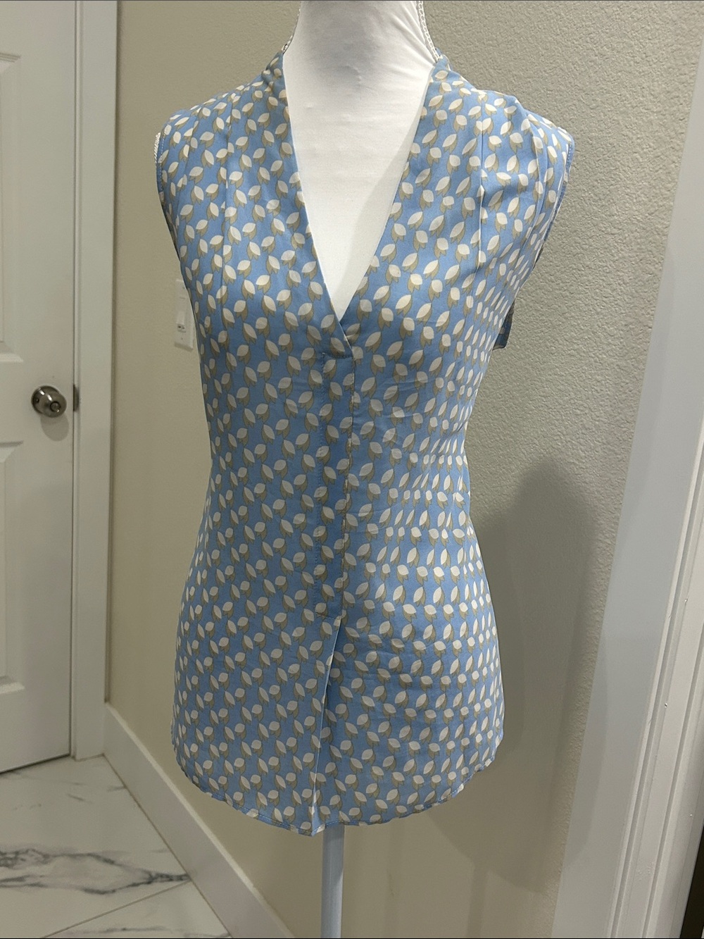 Rose & Olive Blue Sleeveless V-Neck Leaf Print Top
